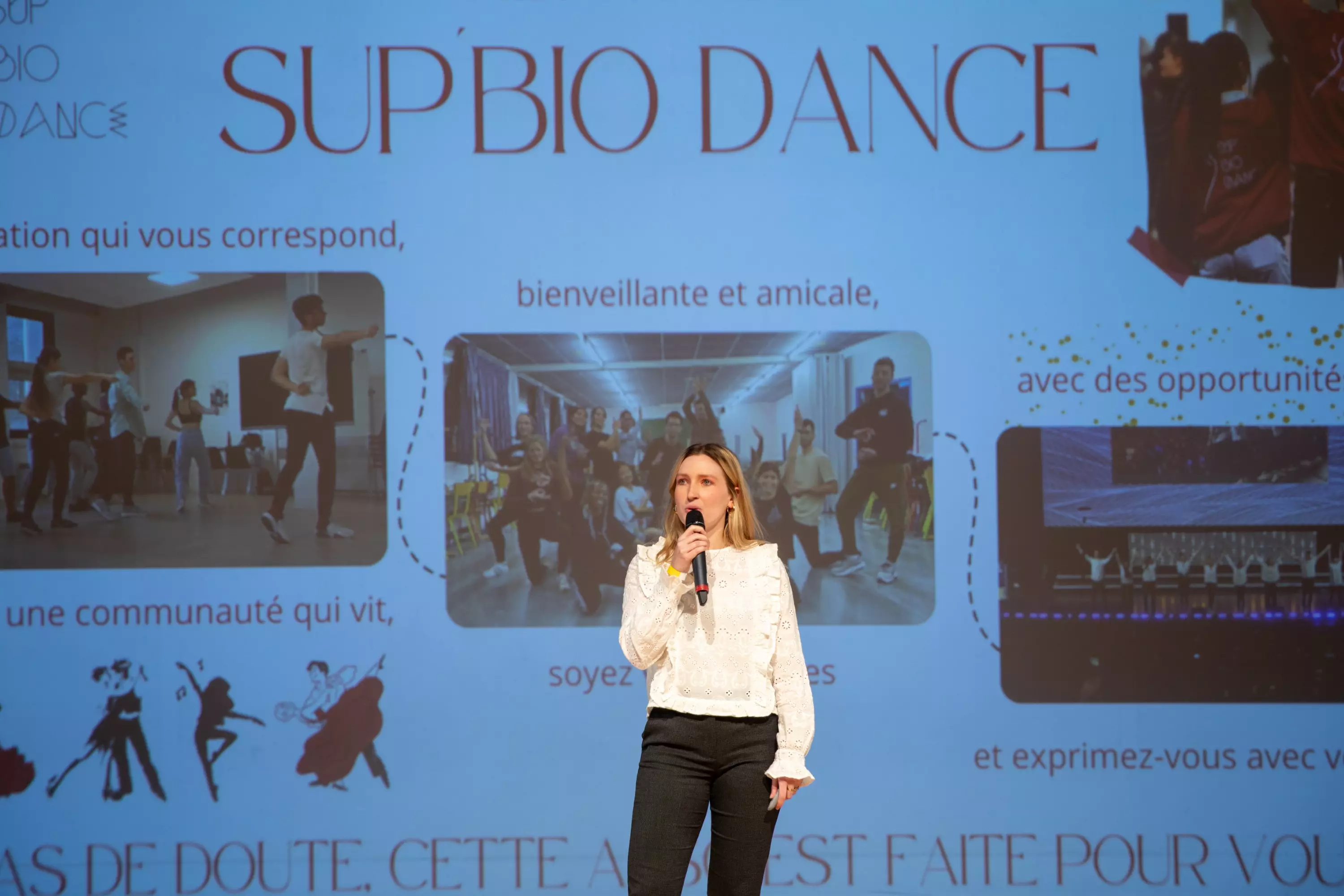 Photo du pitch de l'association Sup'Bio Dance sur scène avec sa présentation dans le fond