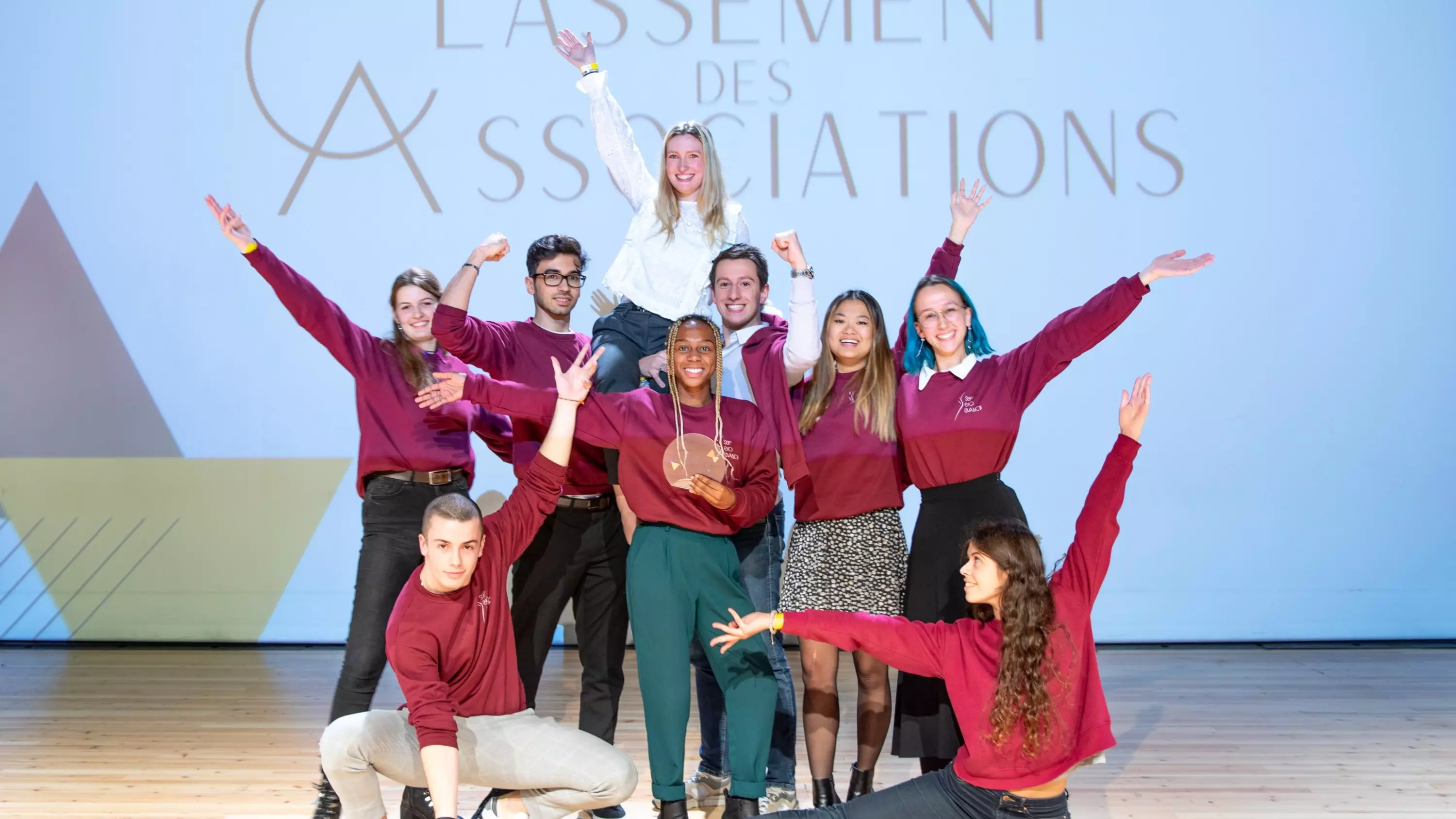 Association Sup'Bio Dance sur scène après leur 1ère place au concours.