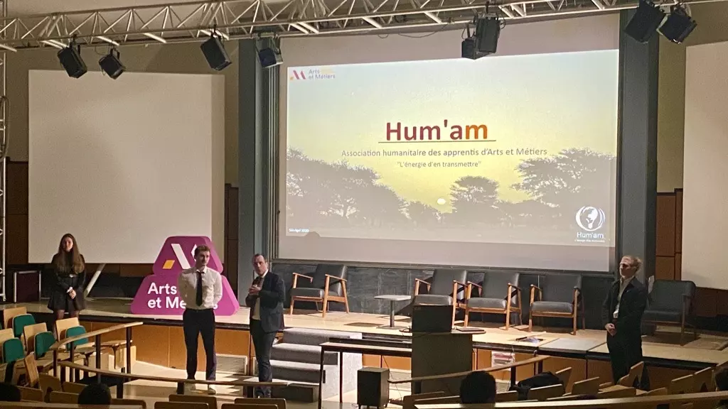 De gauche à droite, Diane Saignes, vice-présidente de l'association en 2022, Hugo Fedherbe, président de l'association Hum'am en 2022, Laurent Champaney, directeur général des Arts et Métiers et Yanis Peigney, président de l'association Hum'am en 2023.