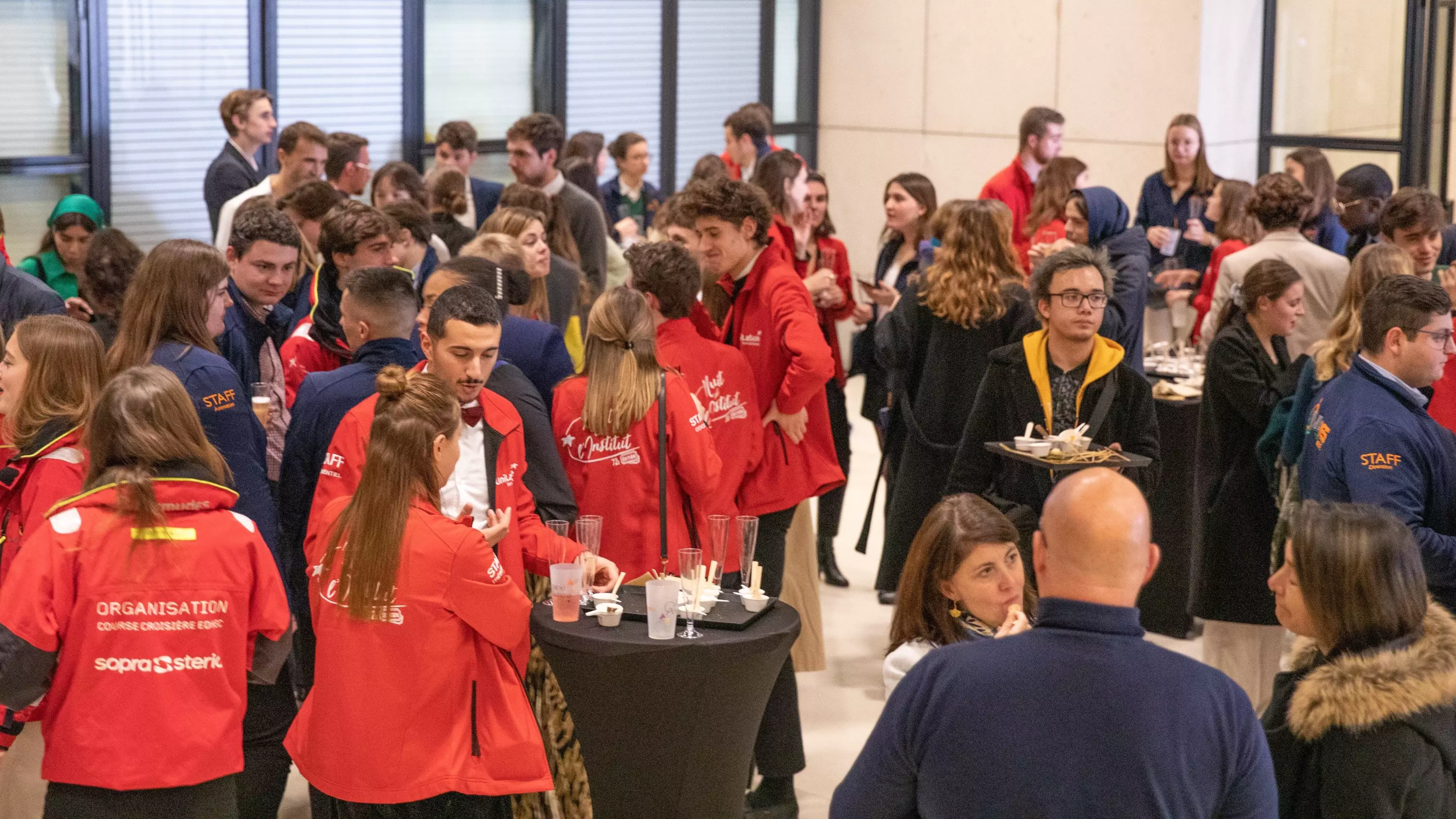 Des personnes discutent